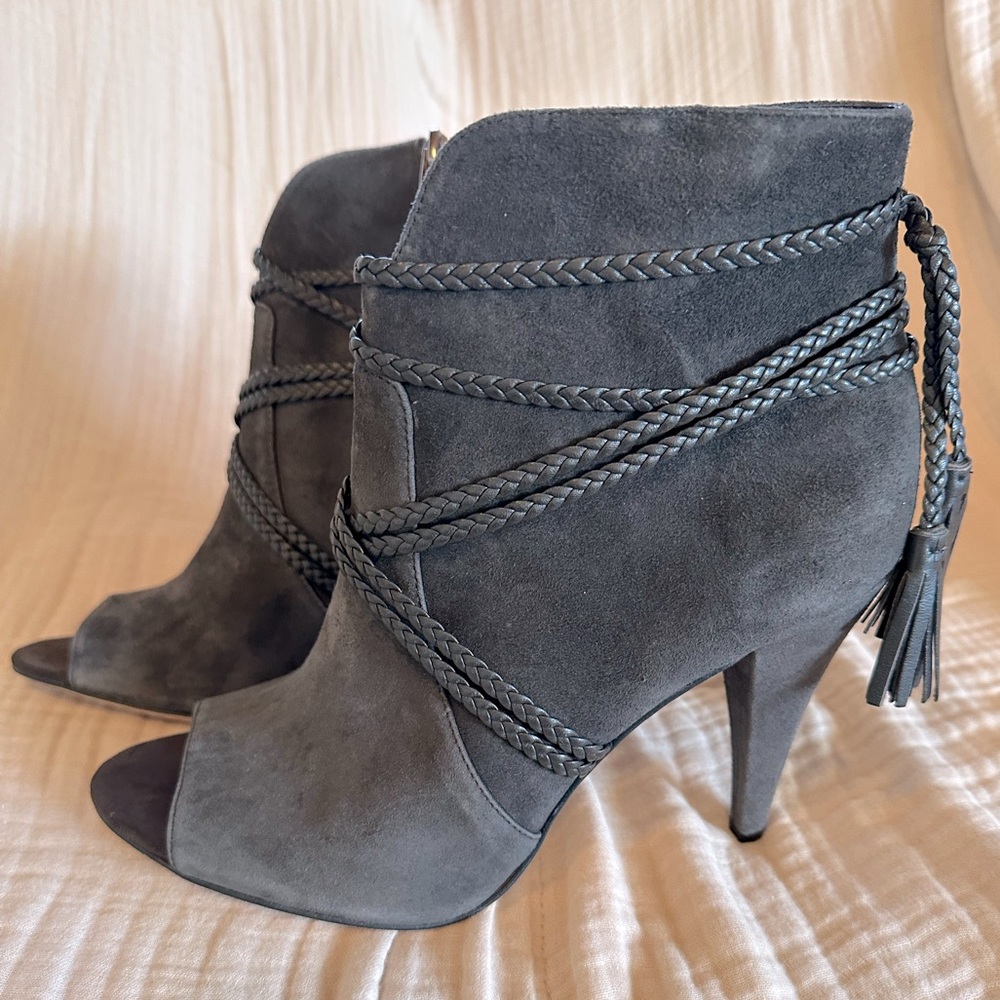 NIB Vince Camuto Astan Sz 11 Charcoal Suede Heel Bootie